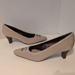 Naturalizer Beige Shiny Sheen Heels Sz.7
